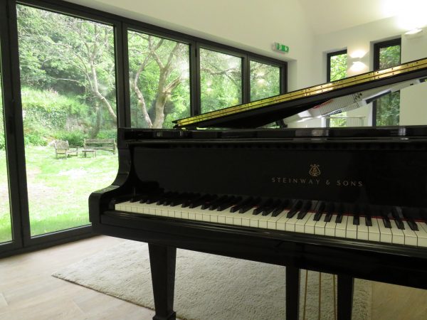 Image of piano from Jackdaws
