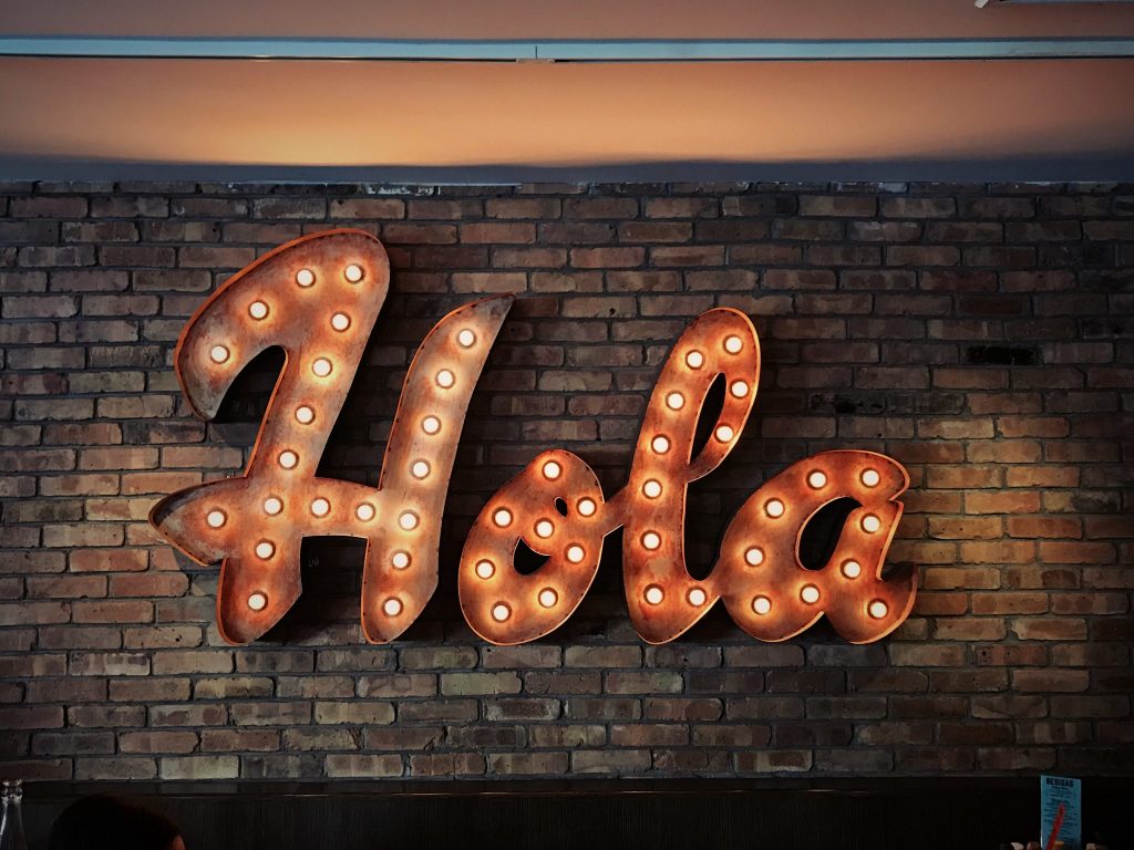 "Hola" spelled out in light bulbs