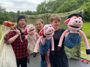 Folksy Theatre perform with puppets