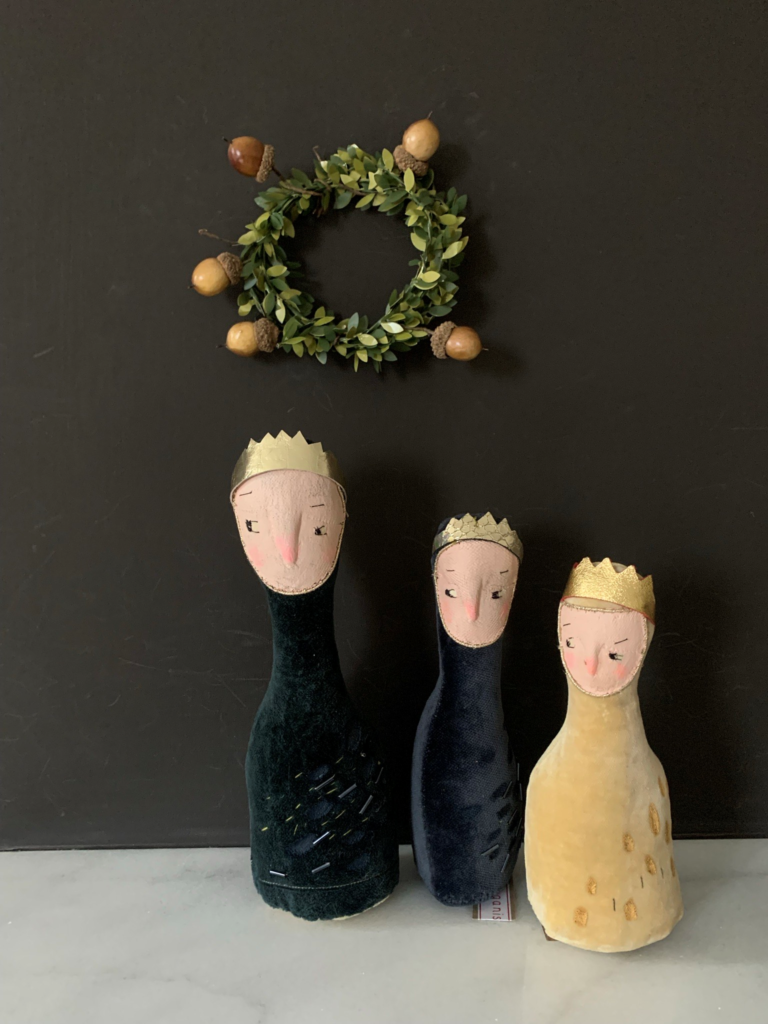 gaganis royal figures under acorn wreath