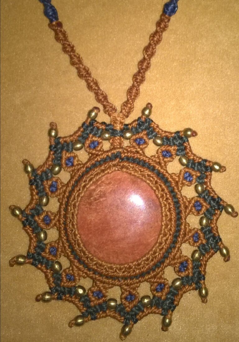 Runa Ayres - macrame pendant