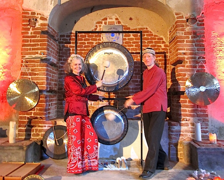 Candida-and-Michael-and-gongs-2