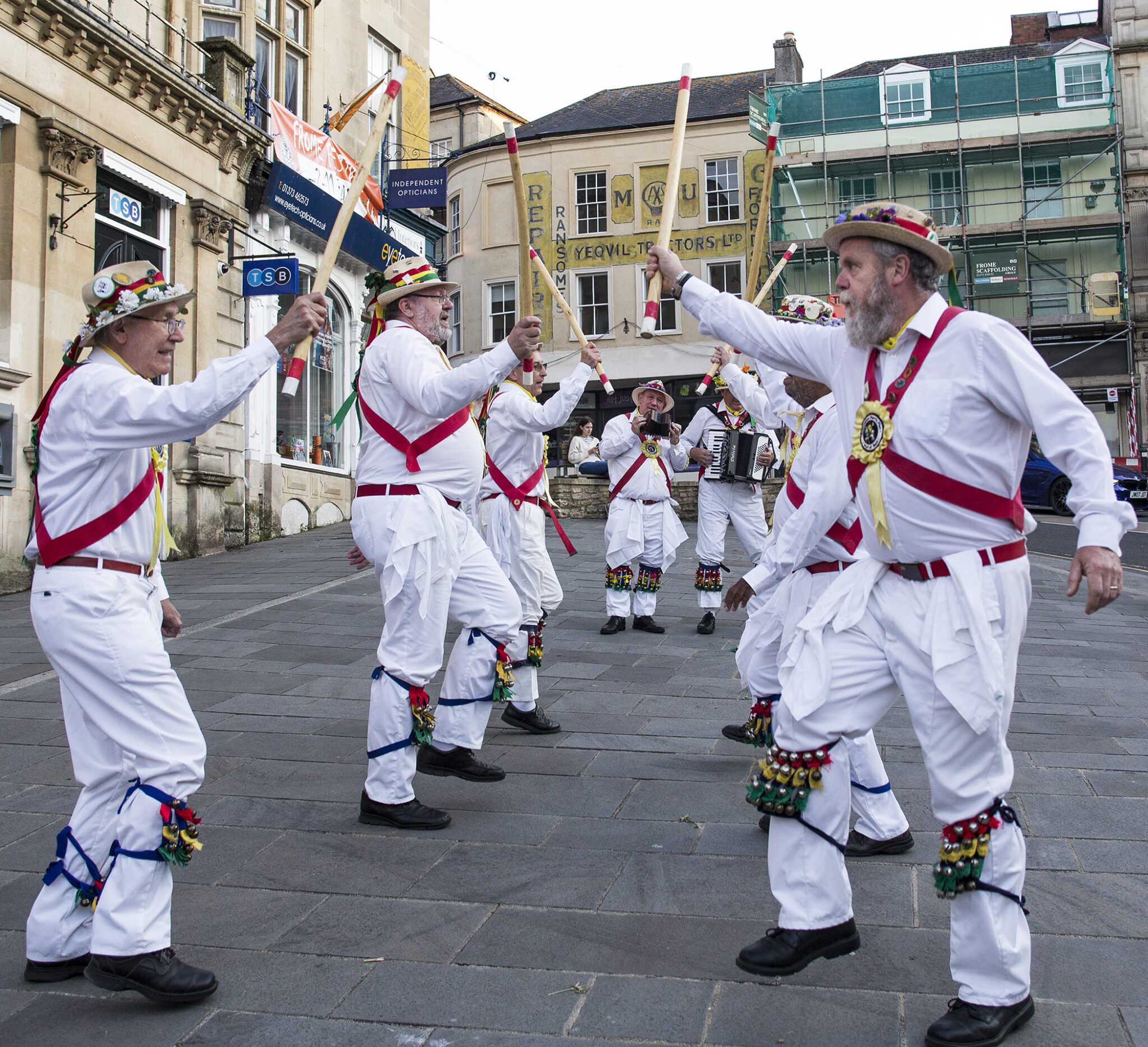 7) Morris Dancing:
 E’ una danza tradizionale che viene svolta da uomini che indossano pantaloni con campanelle, bastoni, spa