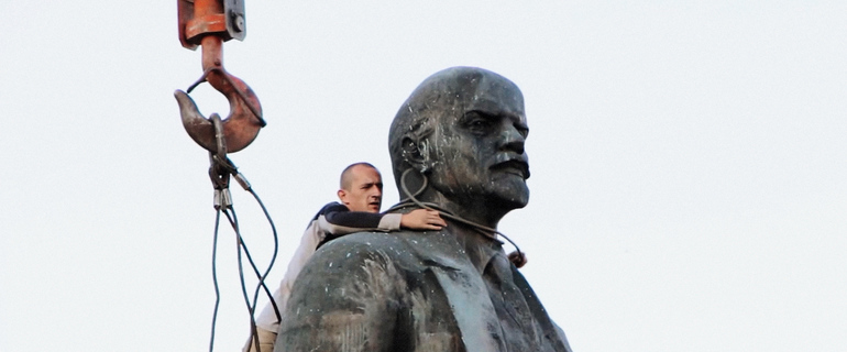 Ukraine event - man holding statue